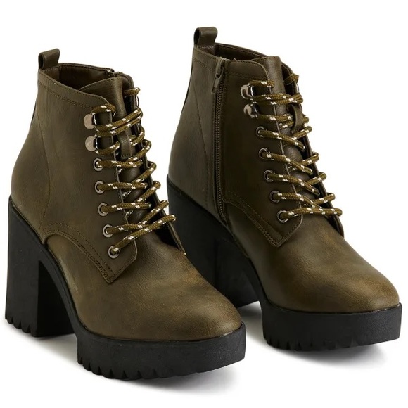 SEVEN7 Women's Flatiron Lug Sole Boots - Picture 1 of 9